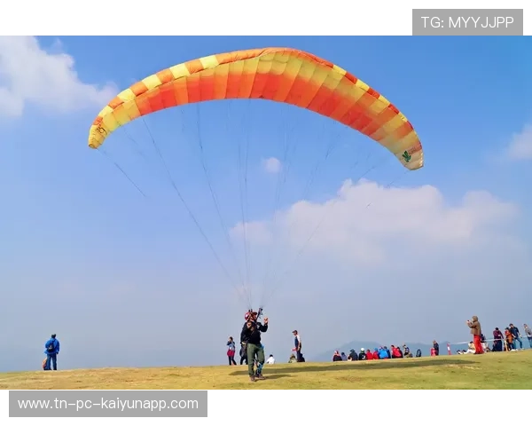 滑翔伞途中转弯顺畅：从感知到落地的全方位导航